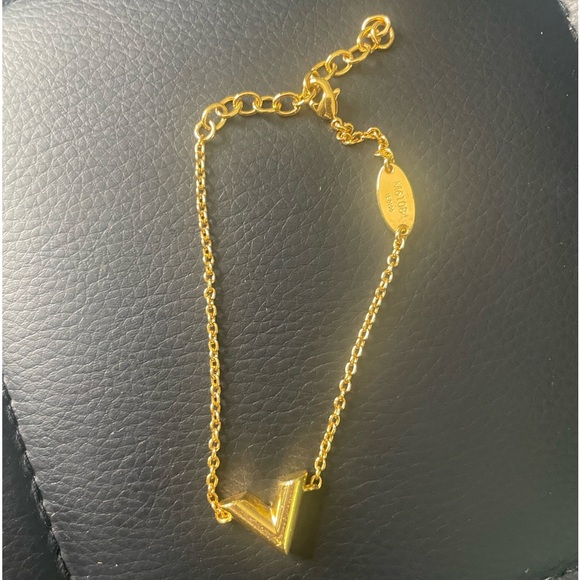 Louis Vuitton Essential V bracelet w/box - Picture 3 of 3